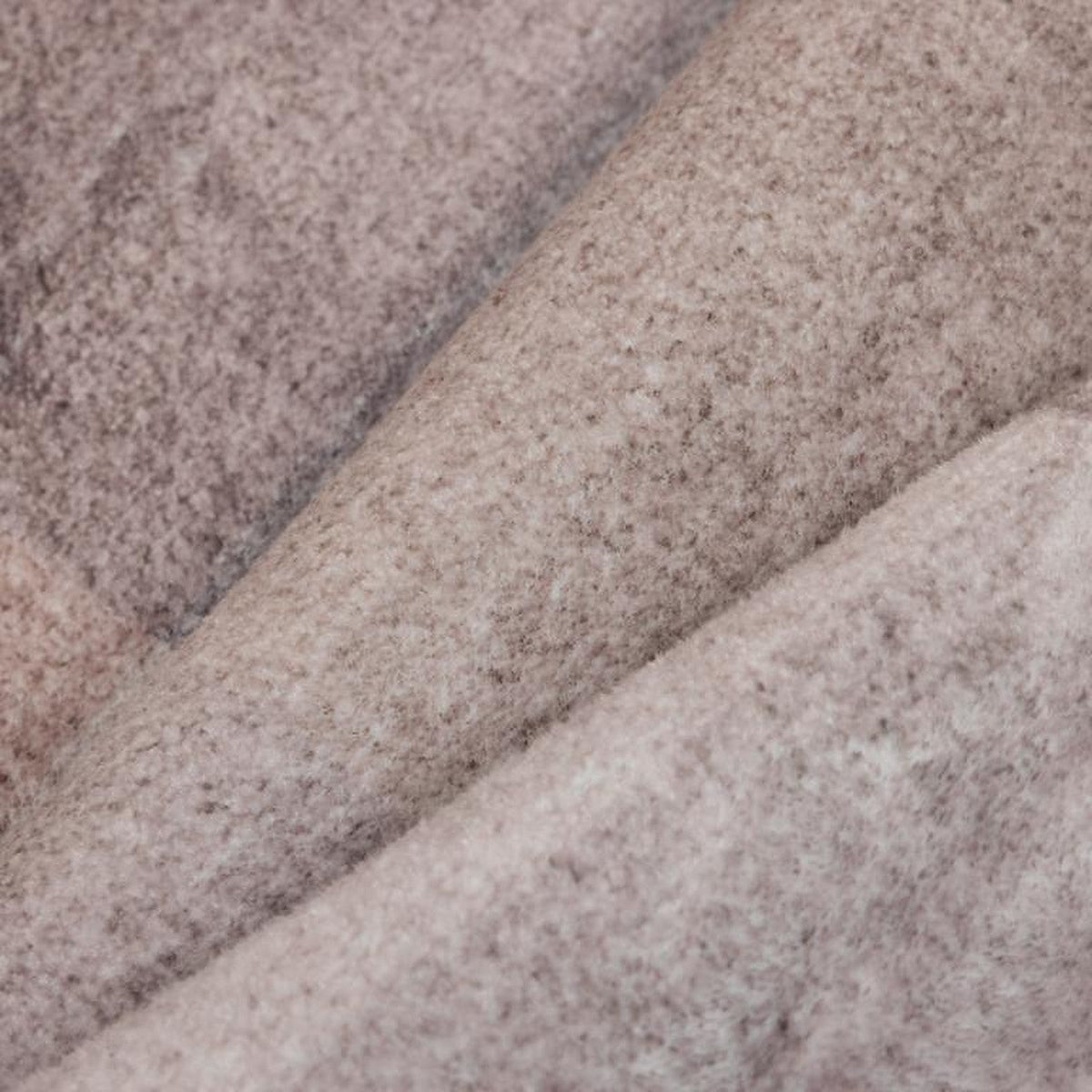 Tapis Albi, coloris gris, la matière de près
