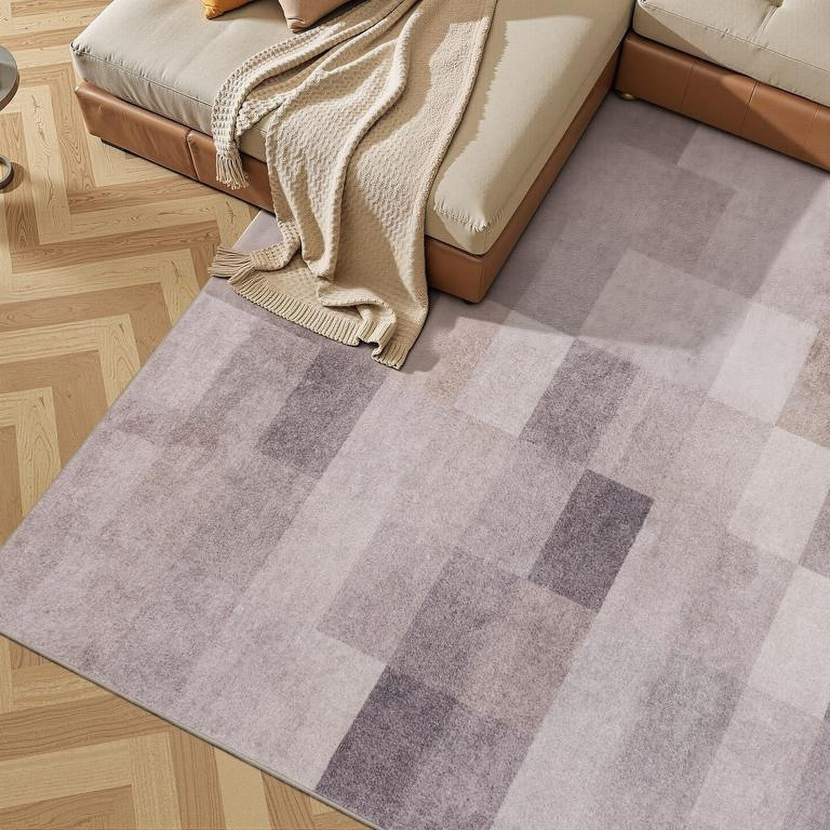 Tapis Albi, coloris gris, devant le canapé
